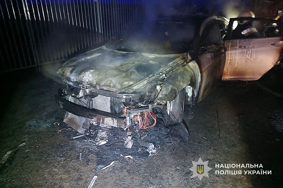 У Дніпрі чоловік підпалив авто через ревнощі: йому повідомили про підозру