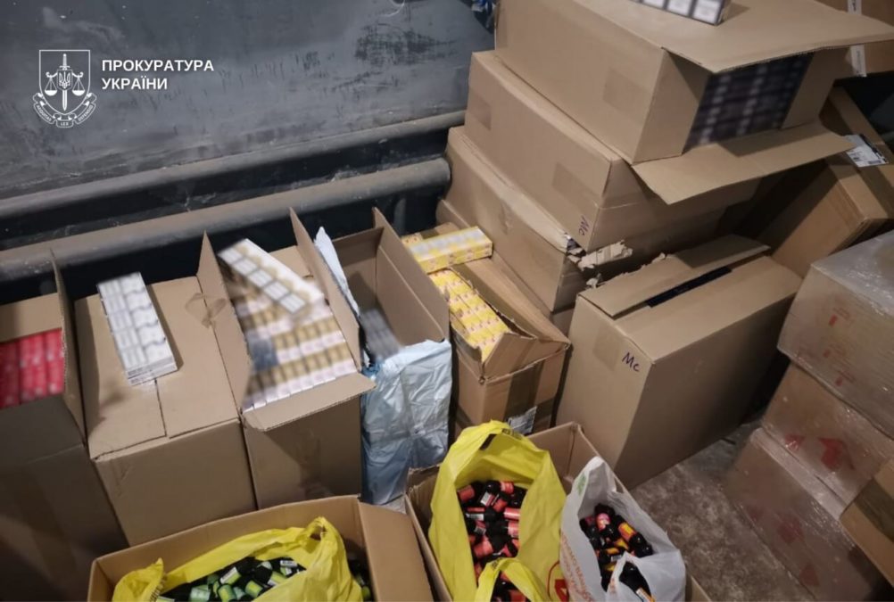 Контрафакт на понад 50 млн гривень: у Кривому Розі викрили підпільне виробництво цигарок і алкоголю