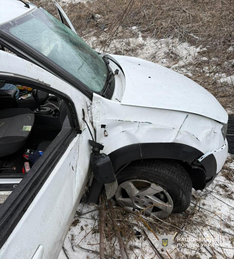 На Дніпропетровщині автомобіль з’їхав з дороги, постраждали дві жінки - 12.02.2026