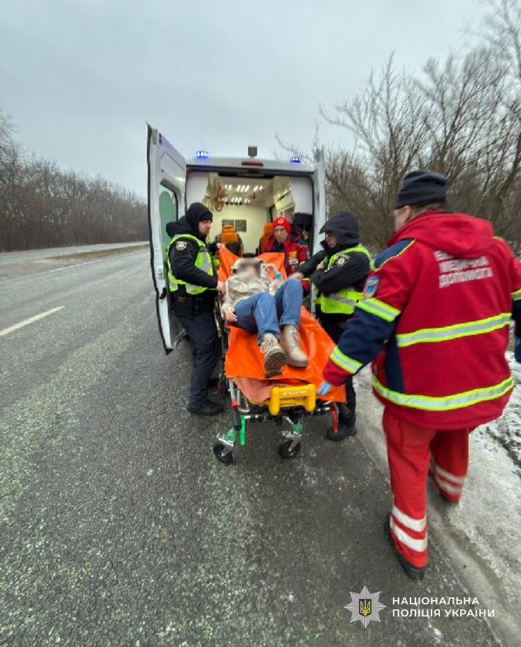 На Дніпропетровщині автомобіль з’їхав з дороги, постраждали дві жінки - 12.02.2026