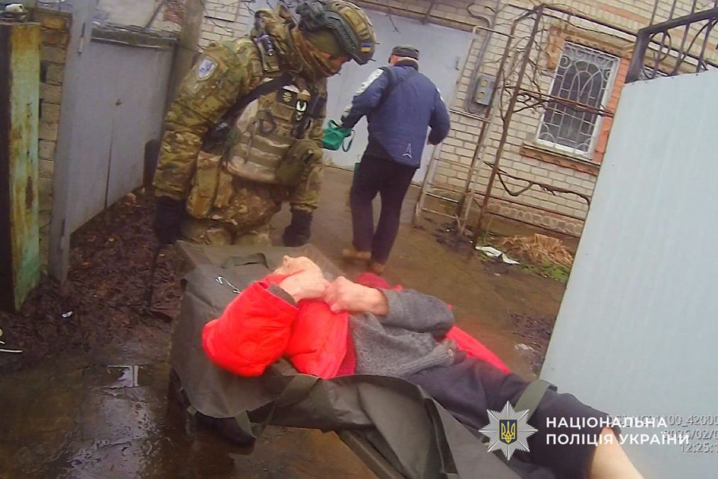 Поліцейські з групи «Білі Янголи» вивезли 90-річну жінку з розбитої берегової лінії Нікополя - 14.02.2026