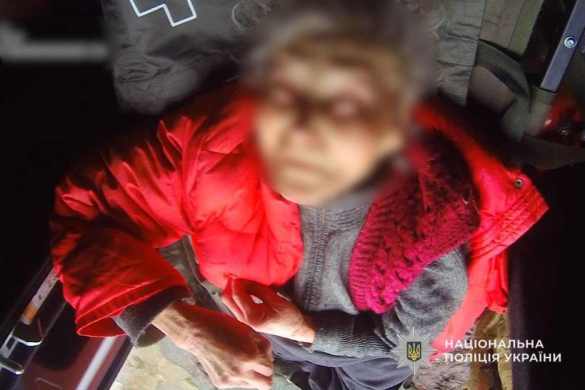 Поліцейські з групи «Білі Янголи» вивезли 90-річну жінку з розбитої берегової лінії Нікополя - 14.02.2026