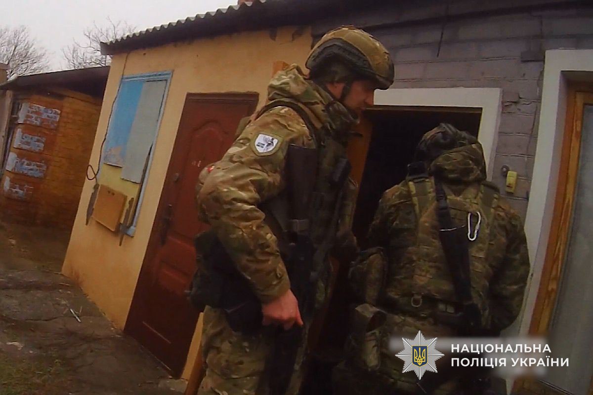 Поліцейські з групи «Білі Янголи» вивезли 90-річну жінку з розбитої берегової лінії Нікополя - 14.02.2026