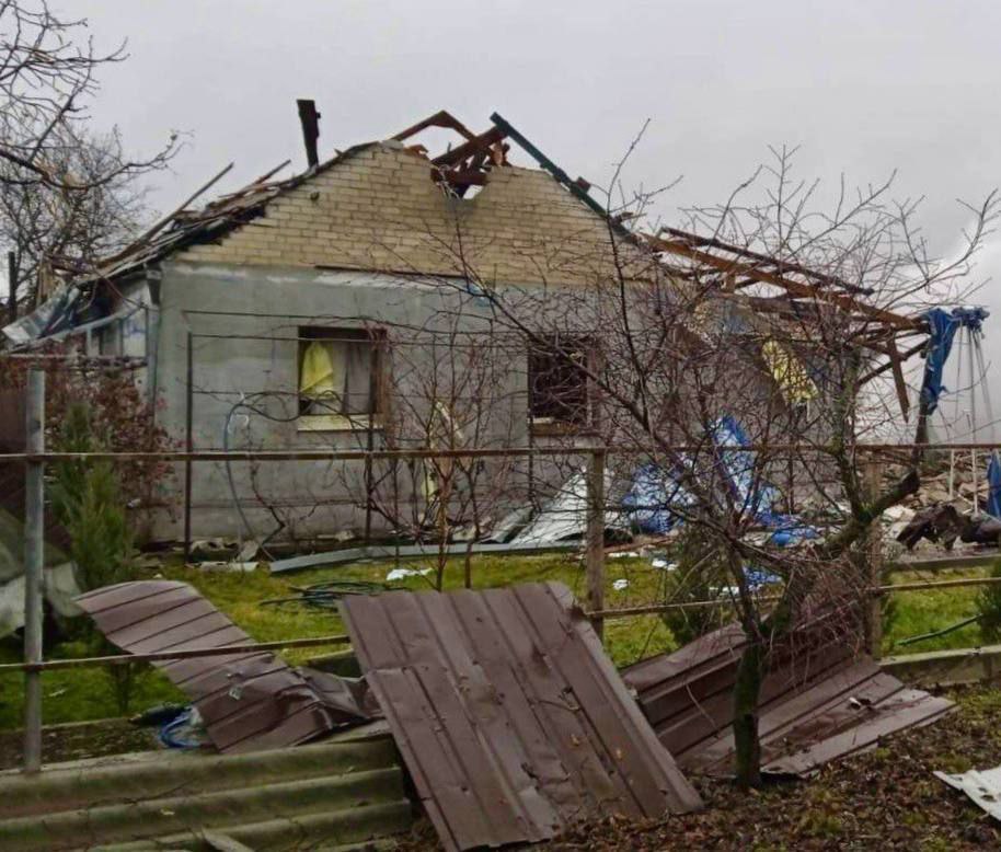 Пошкоджений будинок після обстрілу на Дніпропетровщині