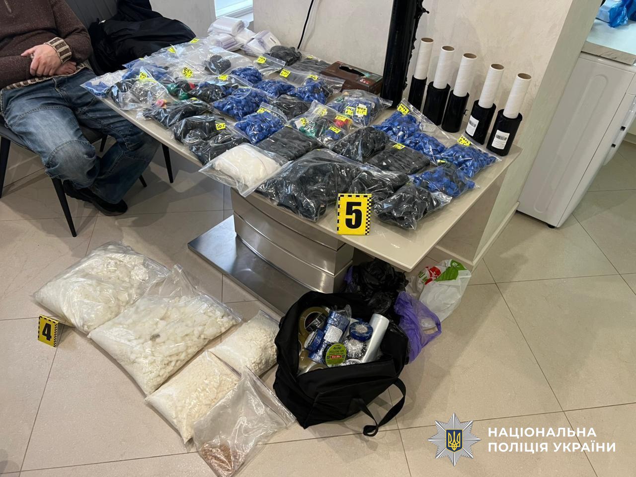 34 нарколабораторії та понад 100 затриманих: викрито міжнародну мережу з виробництва наркотиків