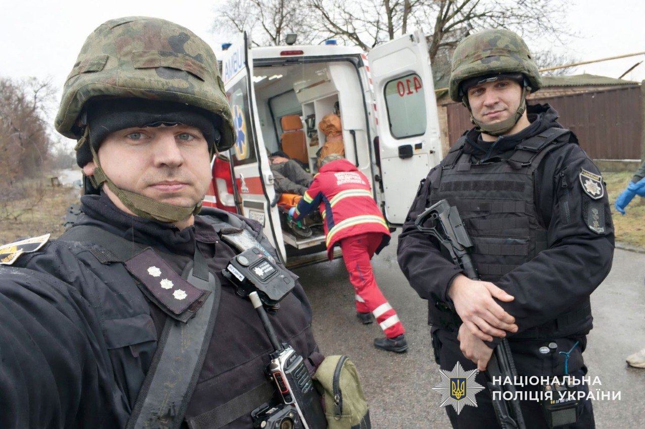 Поліцейські евакуювали тяжкохворого чоловіка з прибережної зони Нікопольського району - 25.02.2026