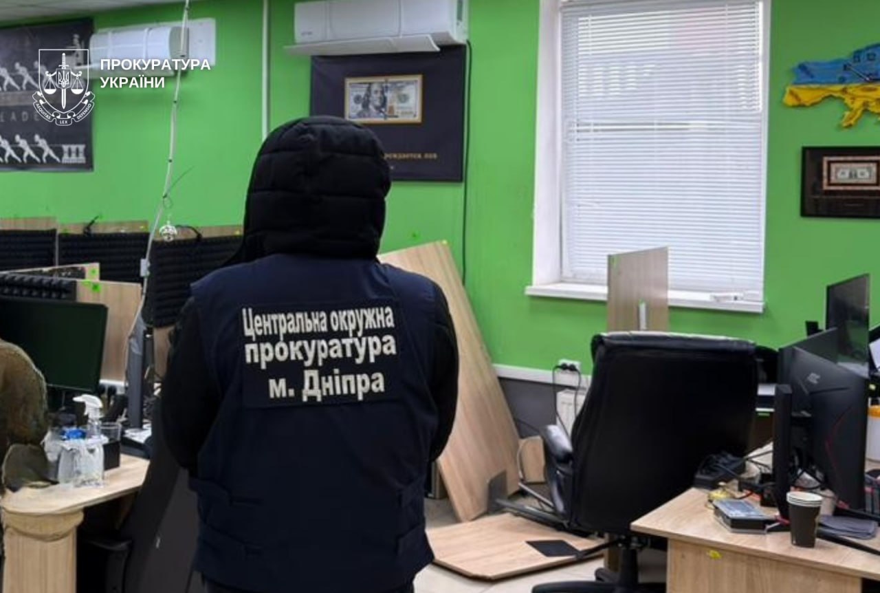 У Дніпрі «накрили» шахрайський кол-центр на 60 робочих місць - 25.02.2026