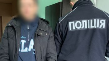 У Кам'янському 33-річний під час суперечки у тамбурі кинув гранату і втік 23.11.25 - 26.02.2026