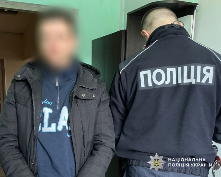 У Кам'янському 33-річний під час суперечки у тамбурі кинув гранату і втік 23.11.25 - 26.02.2026