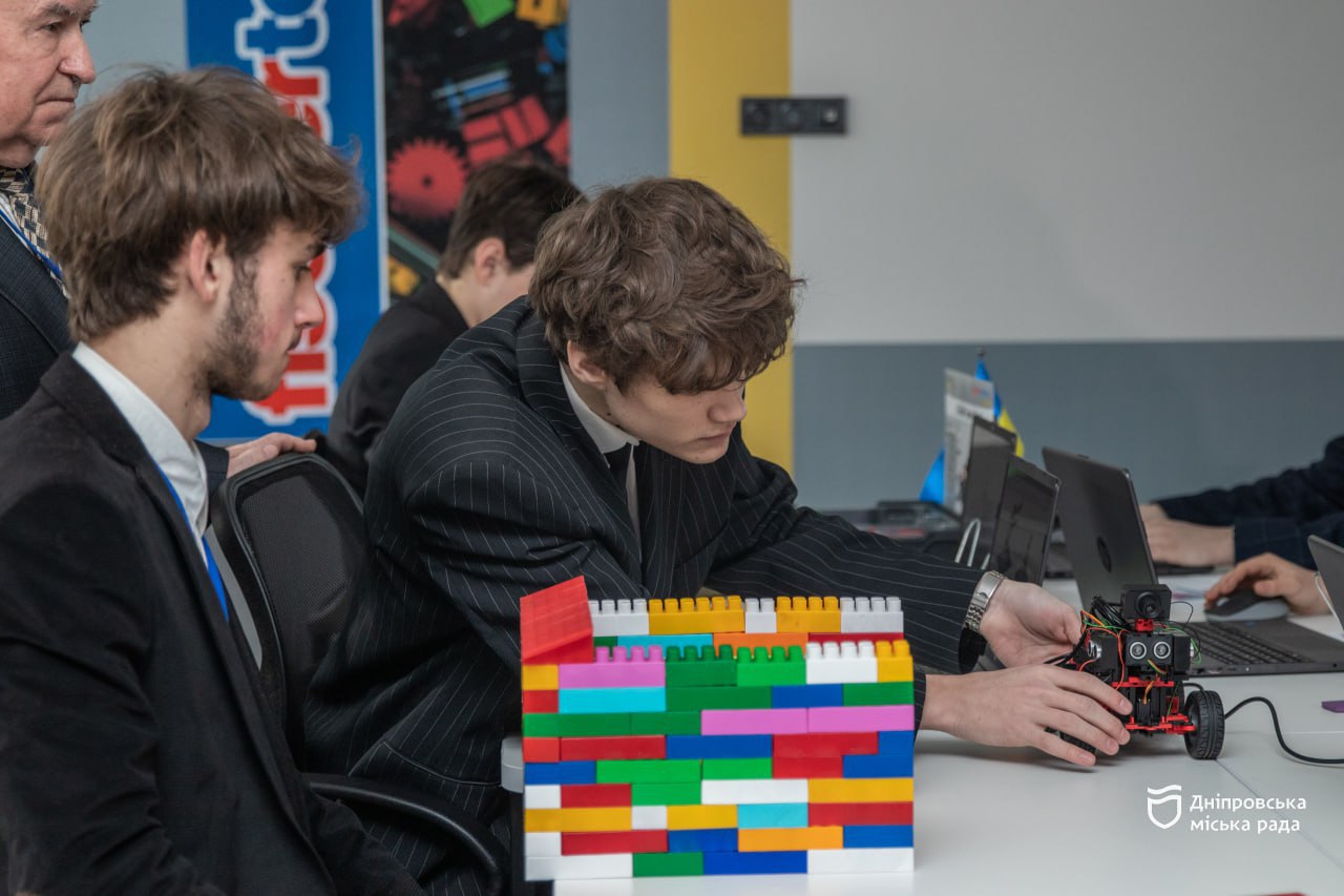 Лабораторії майбутнього: у Дніпрі школярі отримали сучасні кабінети мехатроніки