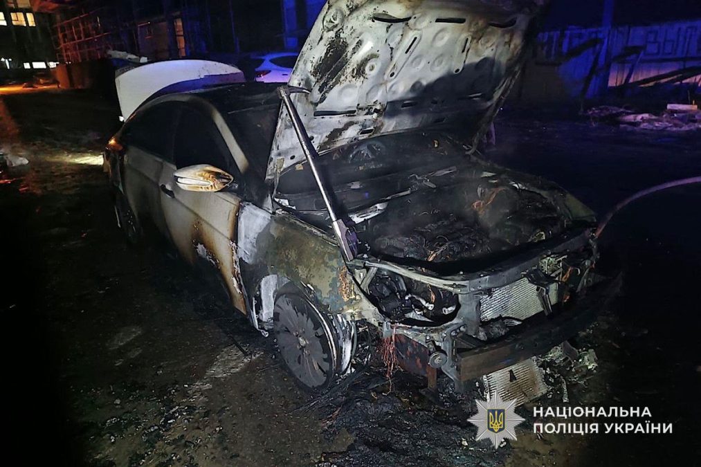 У Дніпрі чоловік підпалив авто через ревнощі: йому повідомили про підозру