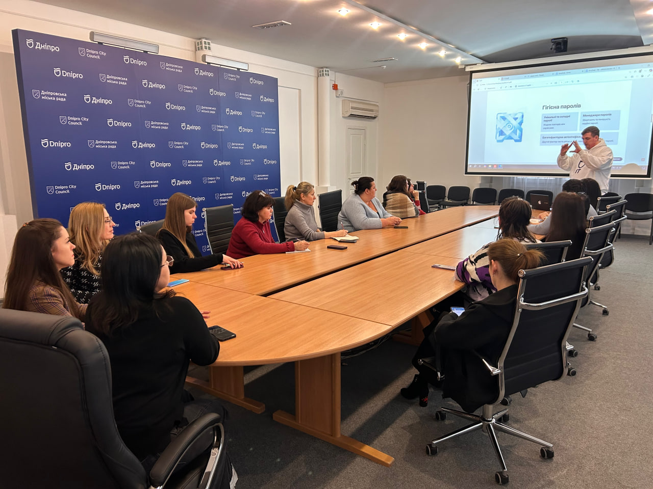 Департамент ІТ посилює захист даних мешканців: проведено лекцію з кібербезпеки для працівників міськради