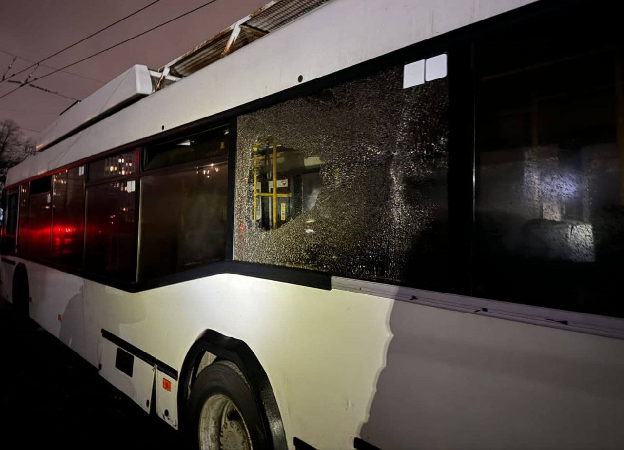 Ворожі дрони атакували Дніпро та область: є пошкодження та поранена жінка