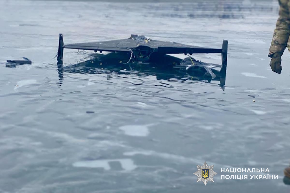 На замерзлому Дніпрі виявили бойову частину «шахеда» та безпілотник, що не здетонував