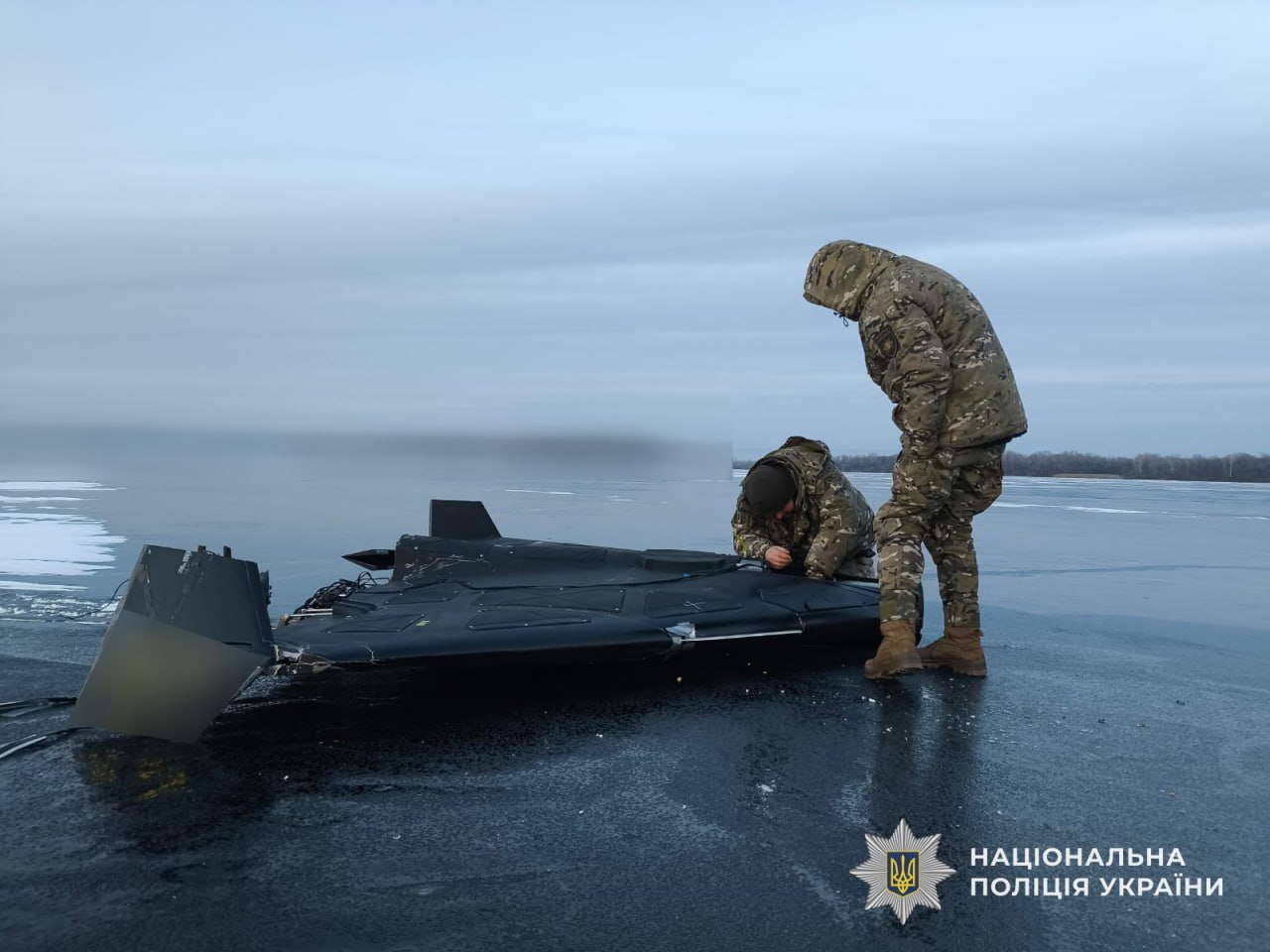 На замерзлому Дніпрі виявили ворожий дрон: поліцейські знешкодили небезпечну знахідку - 05.02.2026