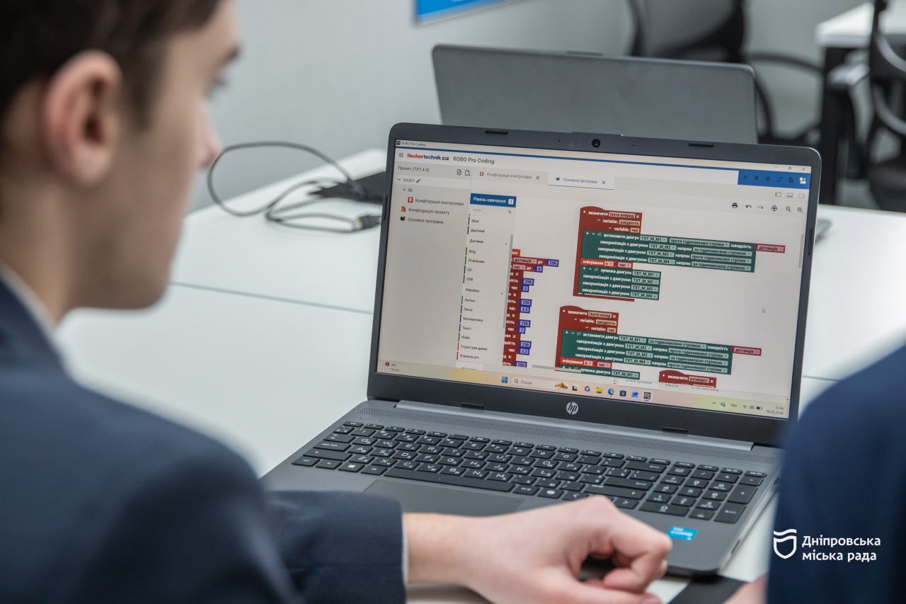 Лабораторії майбутнього: у Дніпрі школярі отримали сучасні кабінети мехатроніки