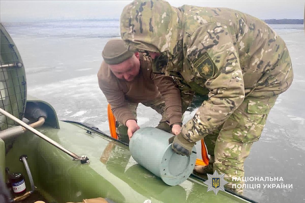 На замерзлому Дніпрі виявили бойову частину «шахеда» та безпілотник, що не здетонував