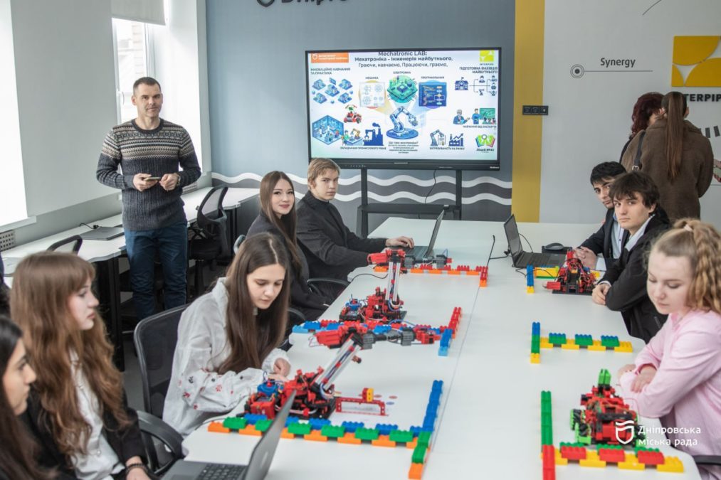 Лабораторії майбутнього: у Дніпрі школярі отримали сучасні кабінети мехатроніки