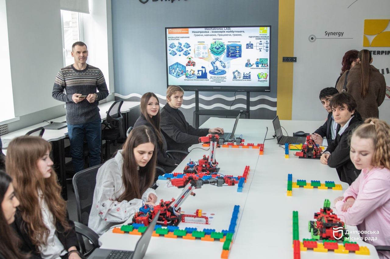 Лабораторії майбутнього: у Дніпрі школярі отримали сучасні кабінети мехатроніки