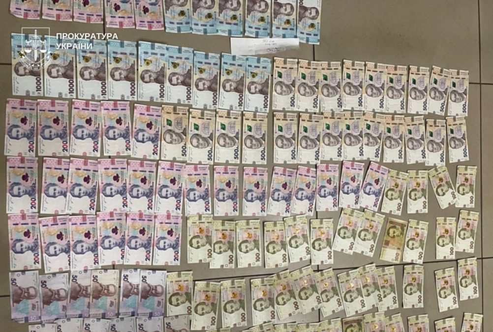 Збували наркотики під виглядом надання замісної терапії: на Дніпропетровщині судитимуть експоліцейського і трьох його спільників