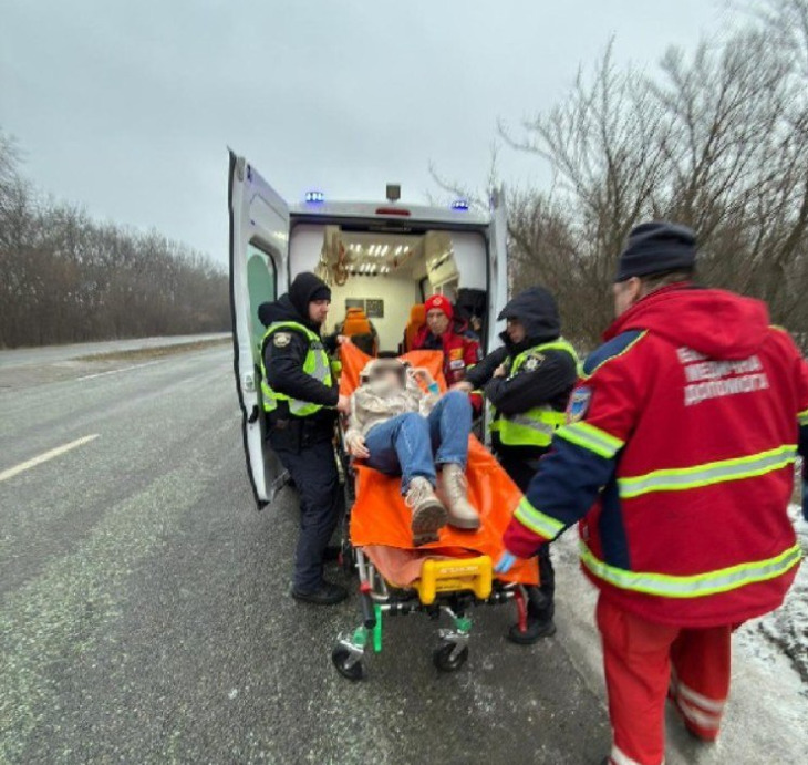 На Дніпропетровщині автомобіль з’їхав з дороги, постраждали дві жінки - 12.02.2026