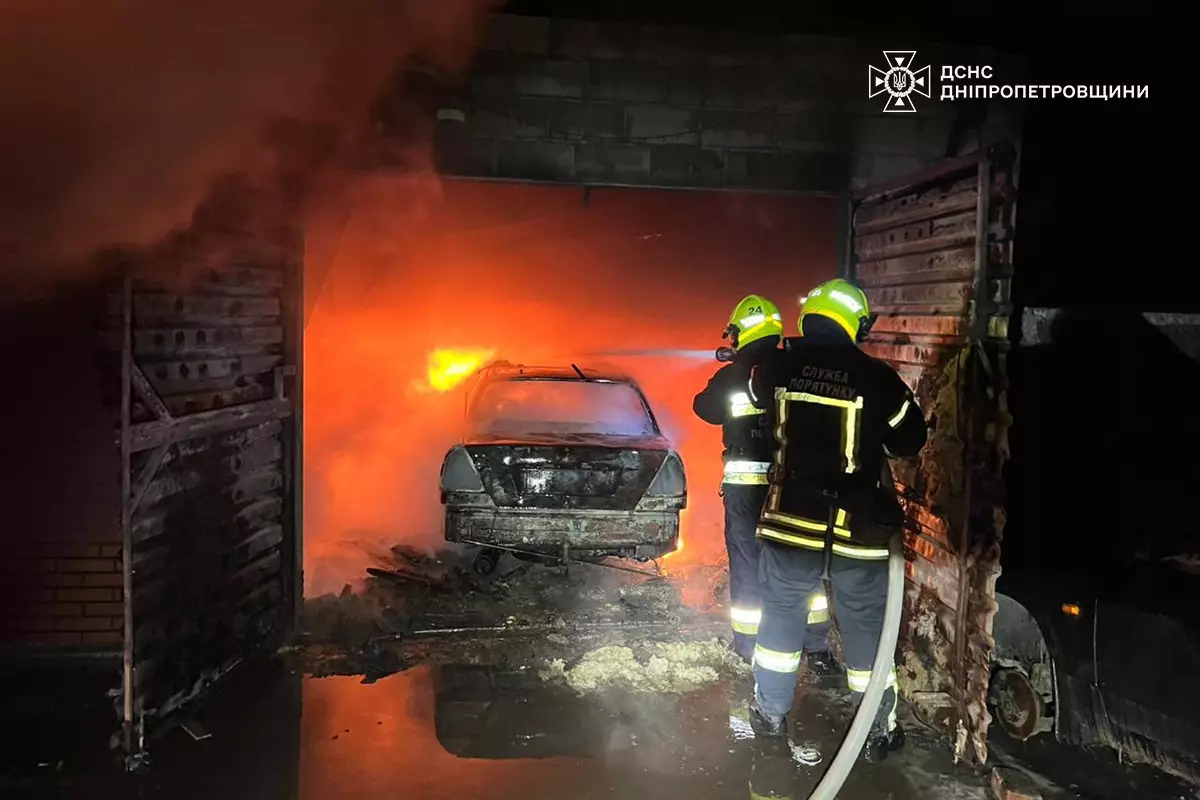 У Дніпровському районі вночі горіли гараж і автомобіль