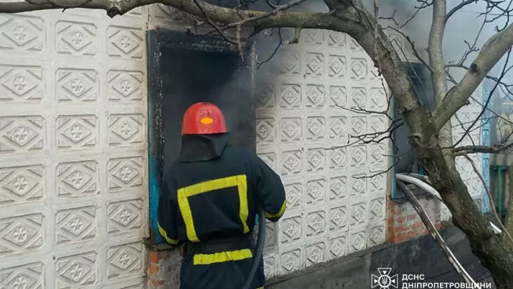 Рятувальники ДСНС гасять пожежу в приватному будинку