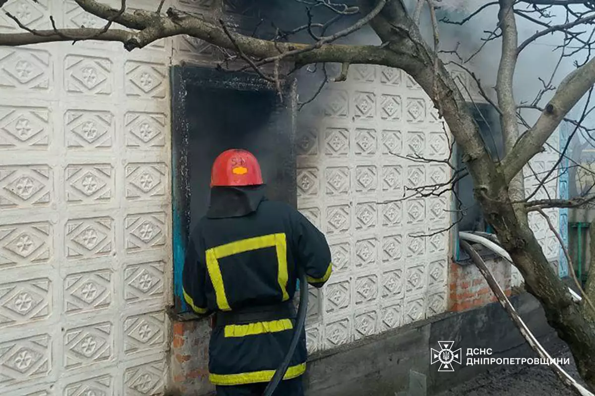 Рятувальники ДСНС гасять пожежу в приватному будинку