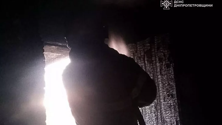 Рятувальники ДСНС гасять пожежу в приватному будинку