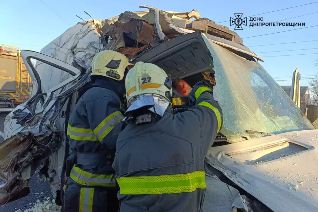 Жінку затиснуло в авто: ДТП в Павлограді - 22.02.2026