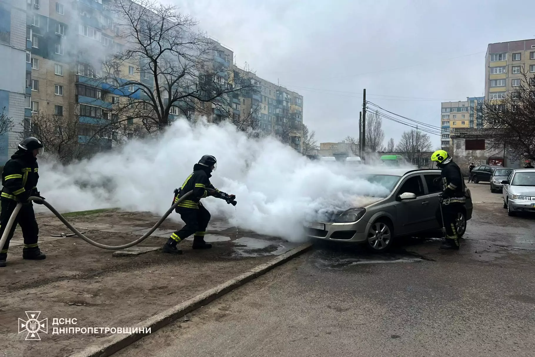 У Кам’янському загорівся автомобіль: вогонь охопив моторний відсік і салон - 31.03.2026