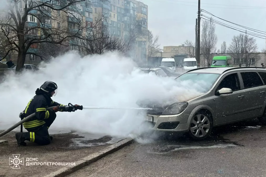 У Кам’янському загорівся автомобіль: вогонь охопив моторний відсік і салон - 31.03.2026