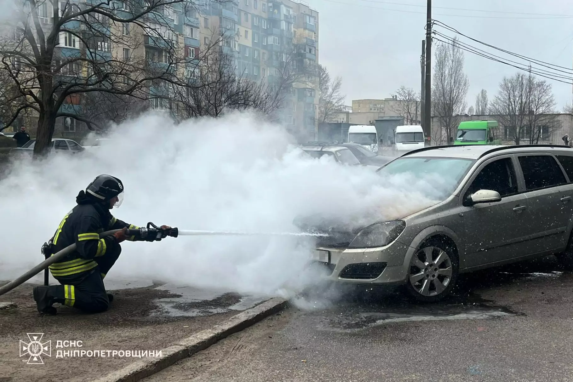 У Кам’янському загорівся автомобіль: вогонь охопив моторний відсік і салон - 31.03.2026