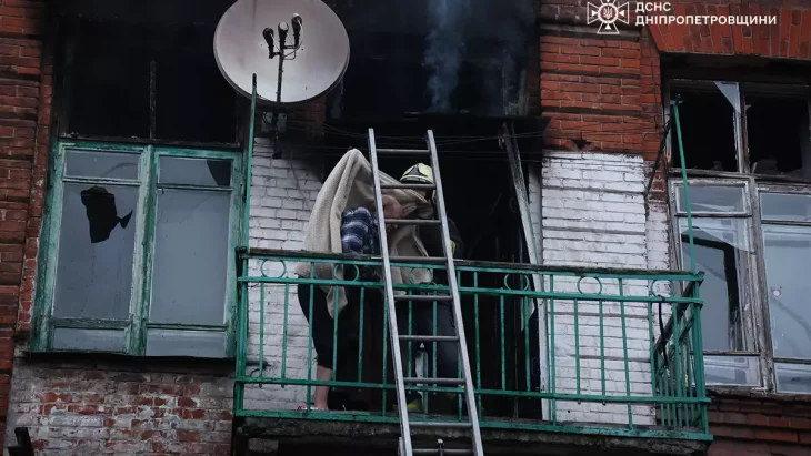 Рятувальники гасять пожежу у триповерховому будинку в Дніпрі