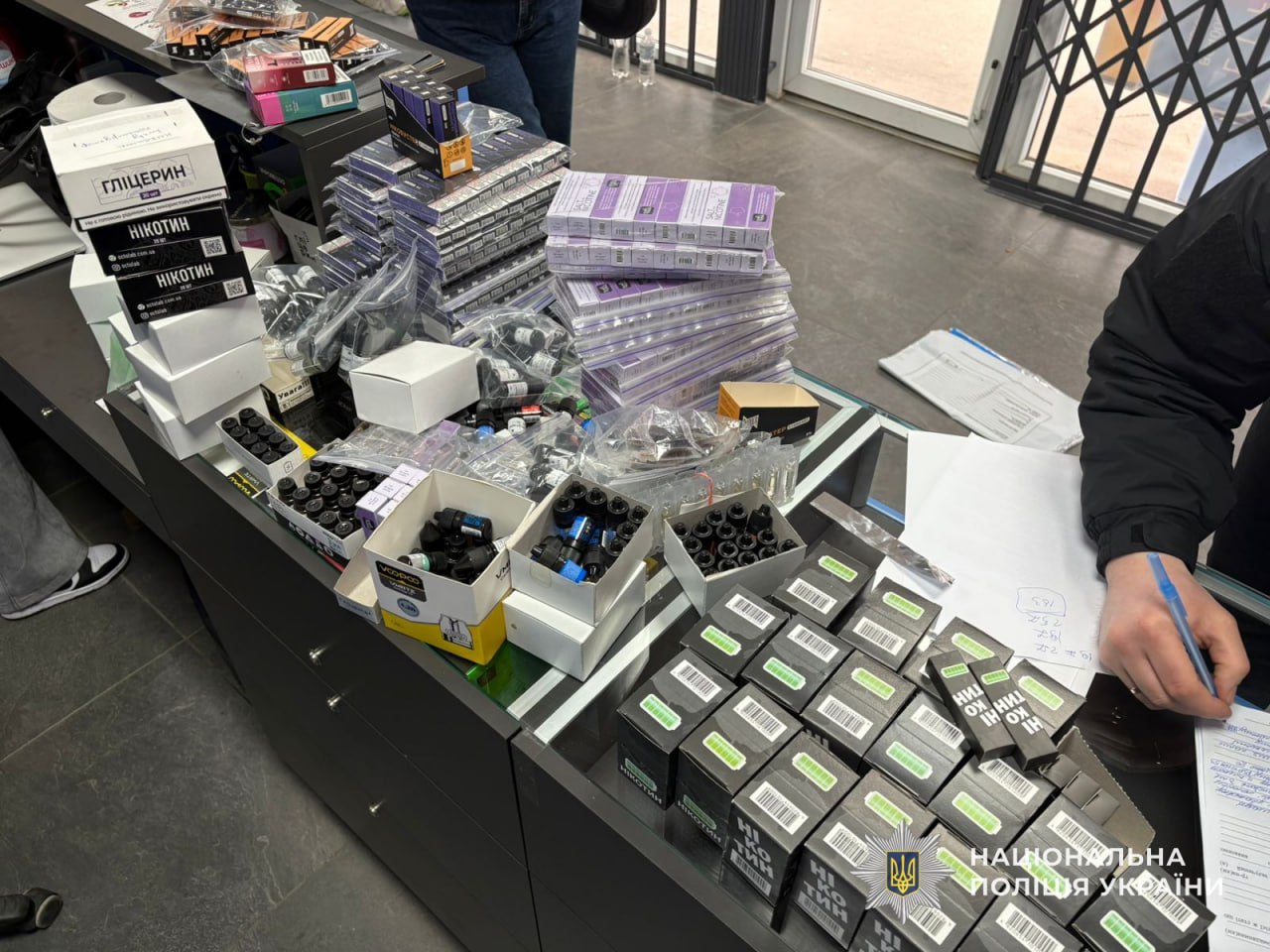 У Дніпрі ліквідували незаконний продаж вейпів: під час обшуків вилучили тисячі товарів - 10.03.2026