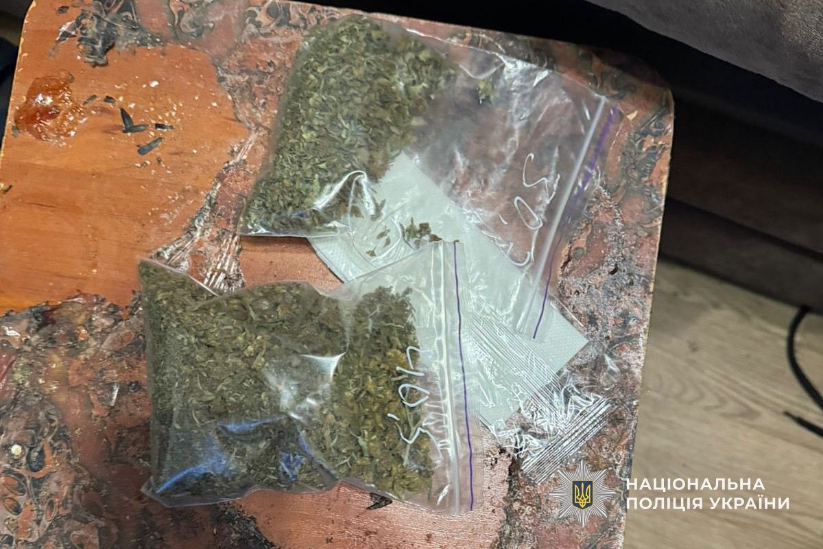 Групу наркоторговців викрили у Кривому Розі: вилучено амфетамін, канабіс та 65 тисяч гривень - 27.03.2026