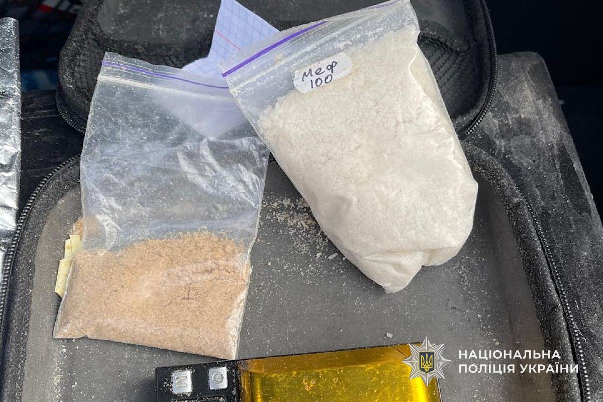 Групу наркоторговців викрили у Кривому Розі: вилучено амфетамін, канабіс та 65 тисяч гривень - 27.03.2026