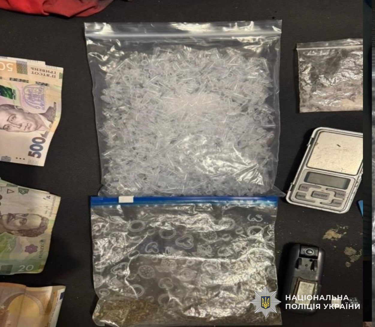 Групу наркоторговців викрили у Кривому Розі: вилучено амфетамін, канабіс та 65 тисяч гривень - 27.03.2026