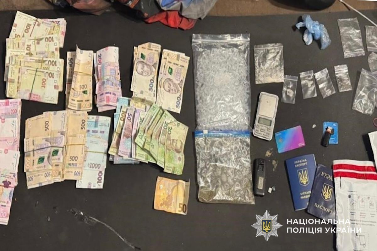 Групу наркоторговців викрили у Кривому Розі: вилучено амфетамін, канабіс та 65 тисяч гривень - 27.03.2026
