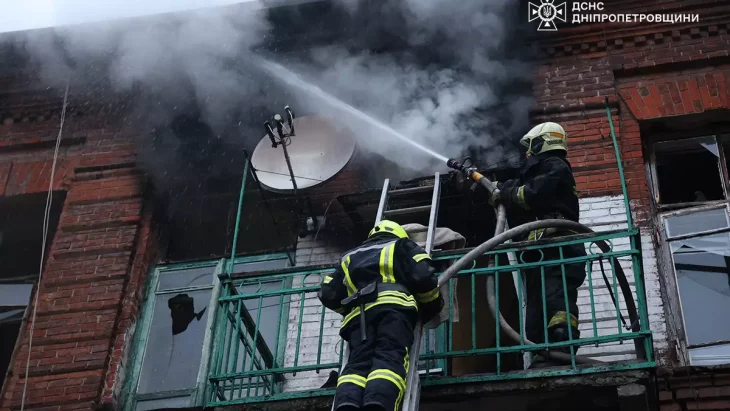Рятувальники гасять пожежу у триповерховому будинку в Дніпрі
