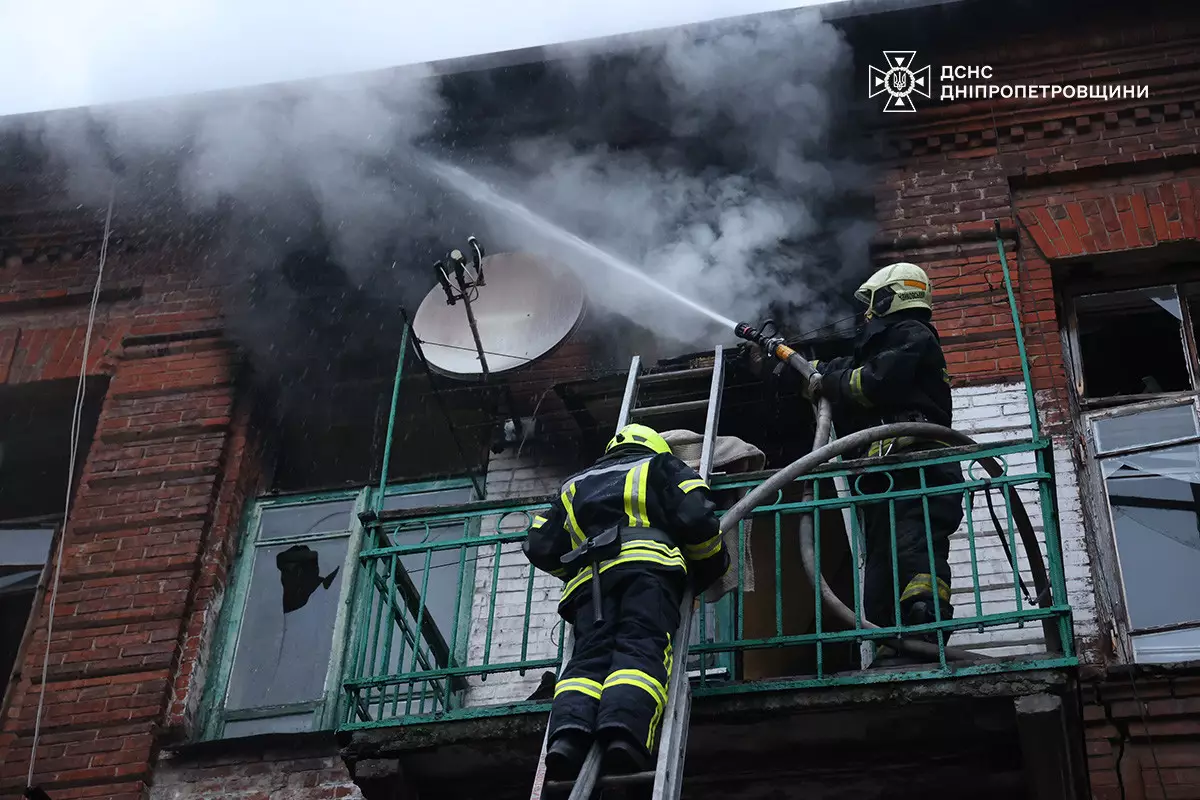 Рятувальники гасять пожежу у триповерховому будинку в Дніпрі