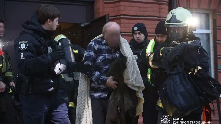 Рятувальники гасять пожежу у триповерховому будинку в Дніпрі