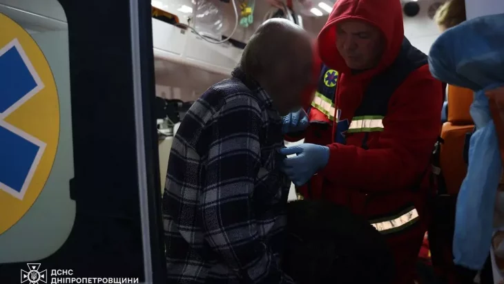 Рятувальники гасять пожежу у триповерховому будинку в Дніпрі