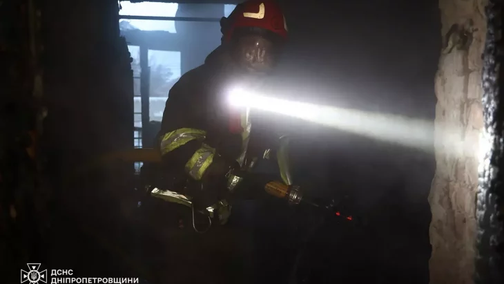 Рятувальники гасять пожежу у триповерховому будинку в Дніпрі