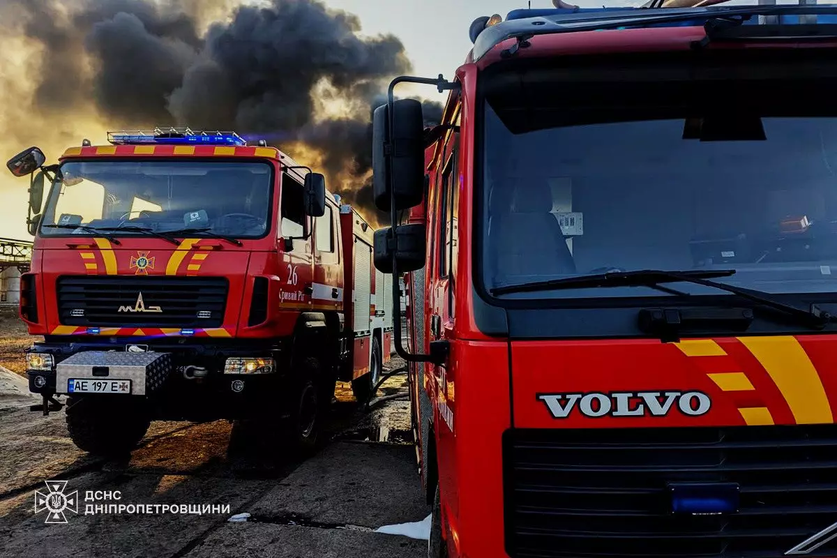 У ДСНС показали кадри ліквідації наслідків нічних обстрілів на Дніпропетровщині - 02.03.2026
