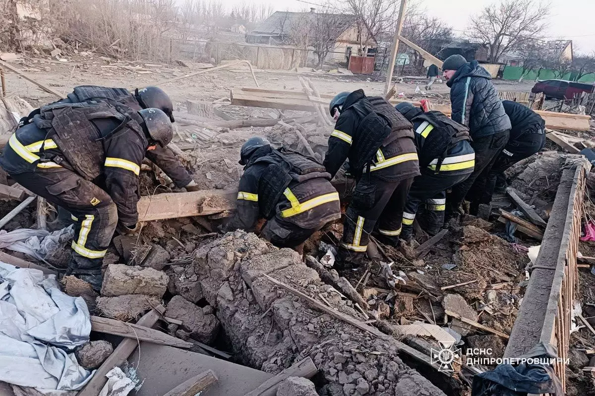 У ДСНС показали кадри ліквідації наслідків нічних обстрілів на Дніпропетровщині - 02.03.2026