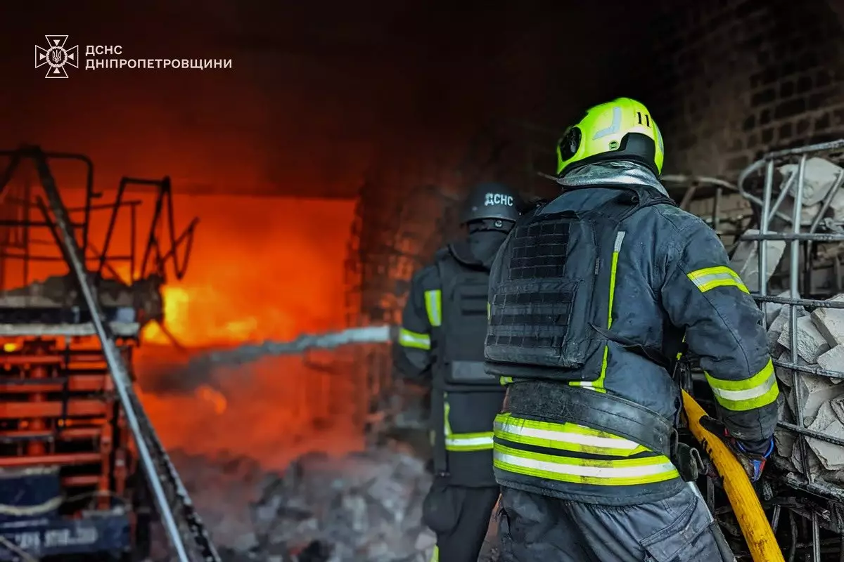 У ДСНС показали кадри ліквідації наслідків нічних обстрілів на Дніпропетровщині - 02.03.2026