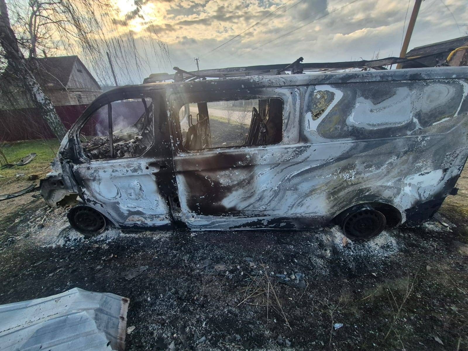 На Дніпропетровщині російській дрони атакували авто енергетиків