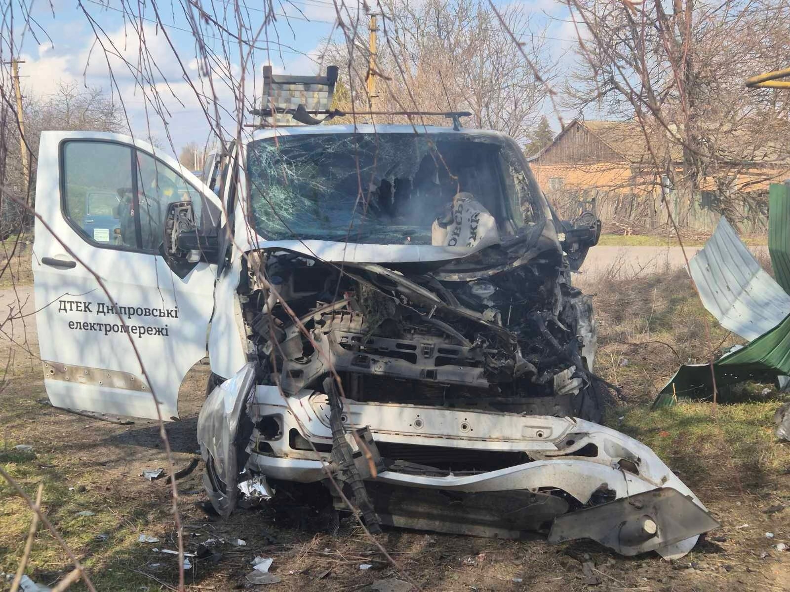 На Дніпропетровщині російській дрони атакували авто енергетиків