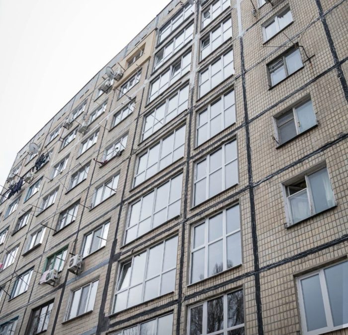 У Дніпрі відновили гуртожиток після обстрілу: замінили 139 вікон